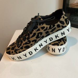 DKNY SNEAKERS.